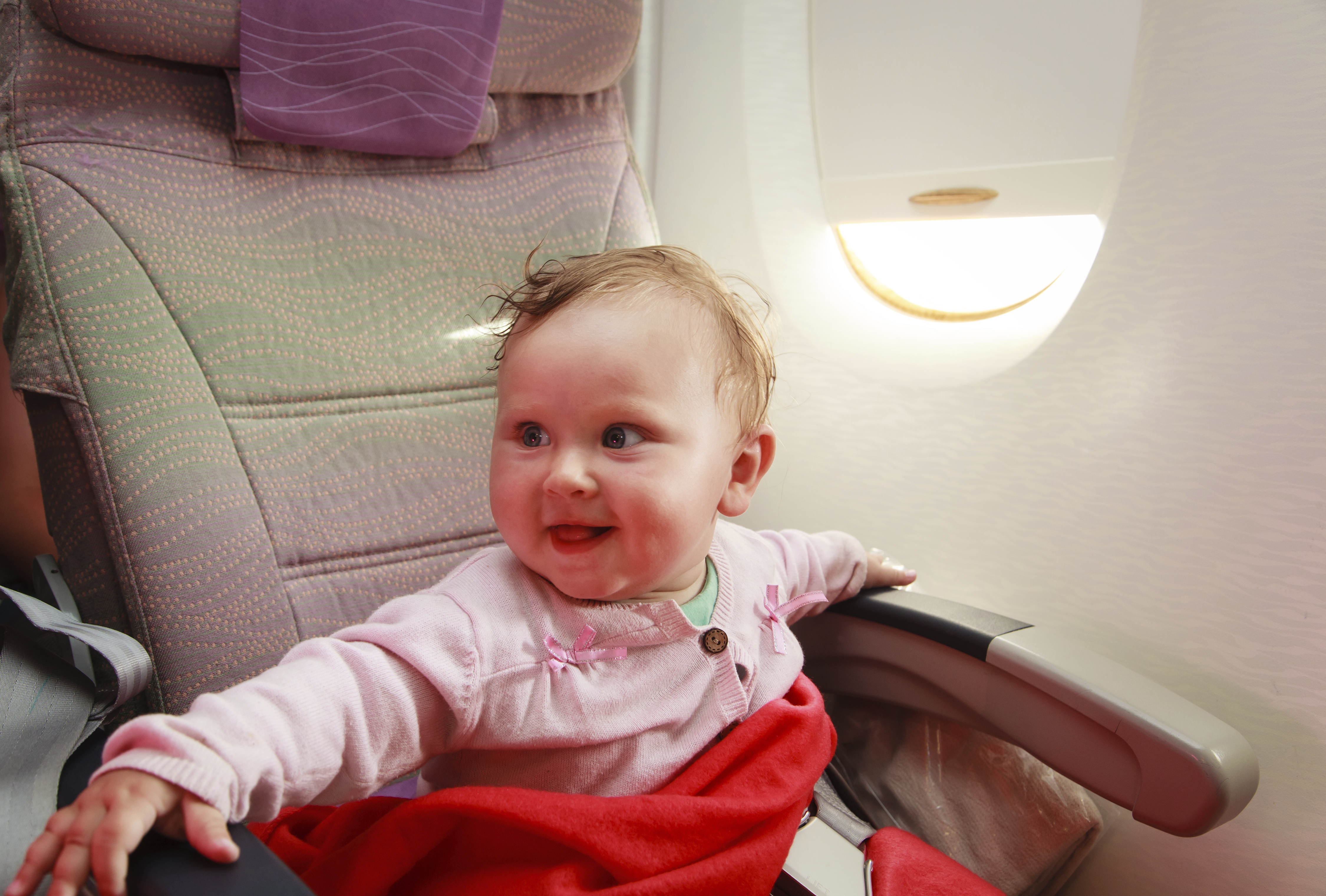 En avion avec bébé : 10 conseils pour se préparer