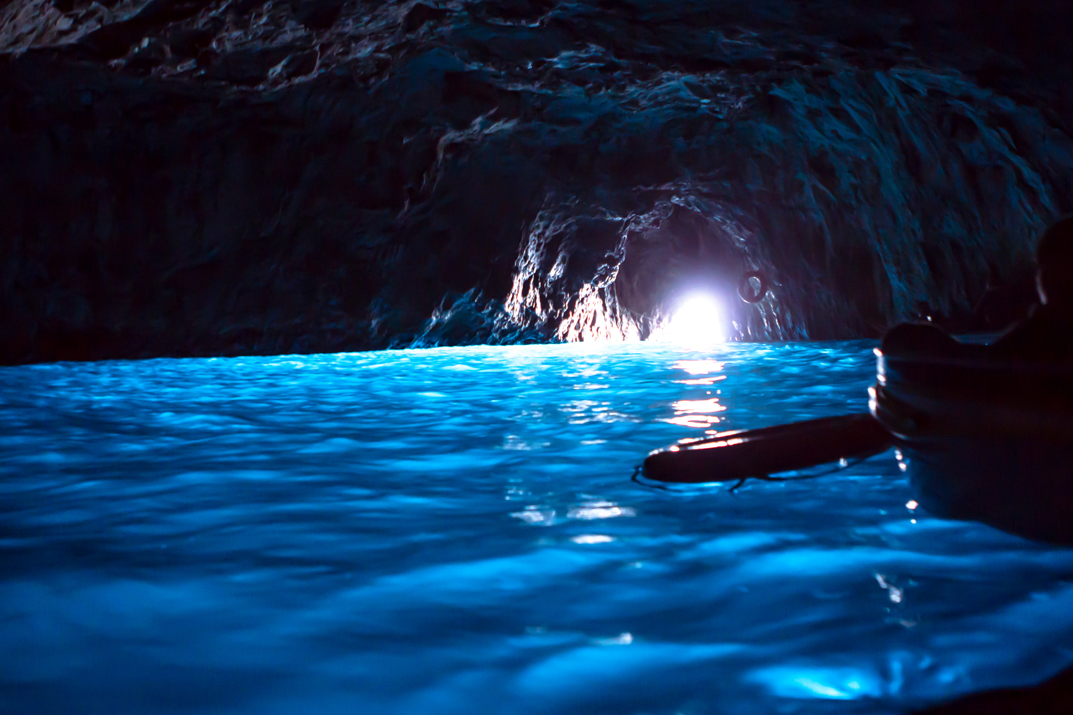 ナポリ カプリ島 世界中から観光客が訪れる神秘的な 青の洞窟 スカイスキャナー